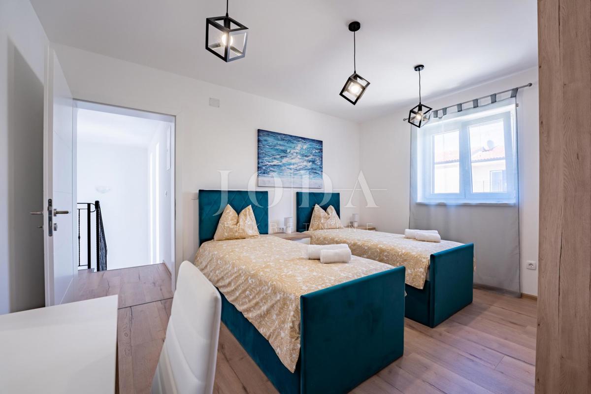 Hiša v mediteranskem stilu z bazenom, blizu Dobrinja - otok Krk