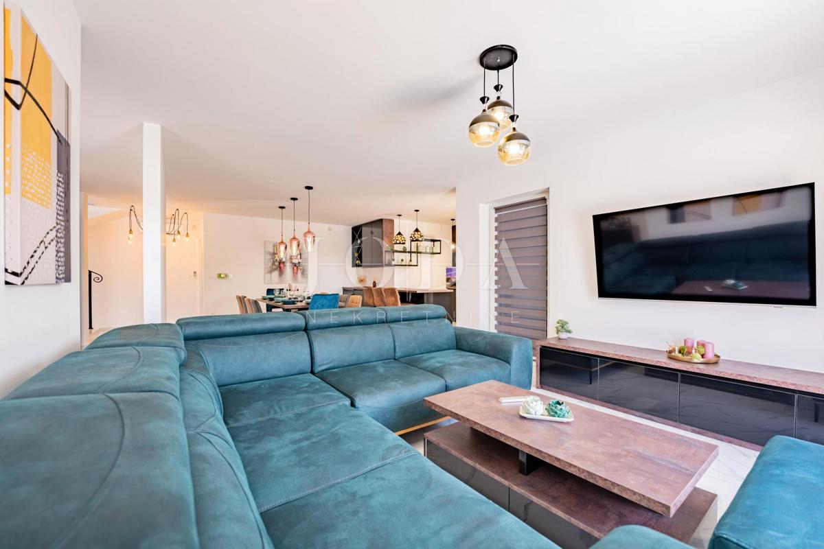 Hiša v mediteranskem stilu z bazenom, blizu Dobrinja - otok Krk