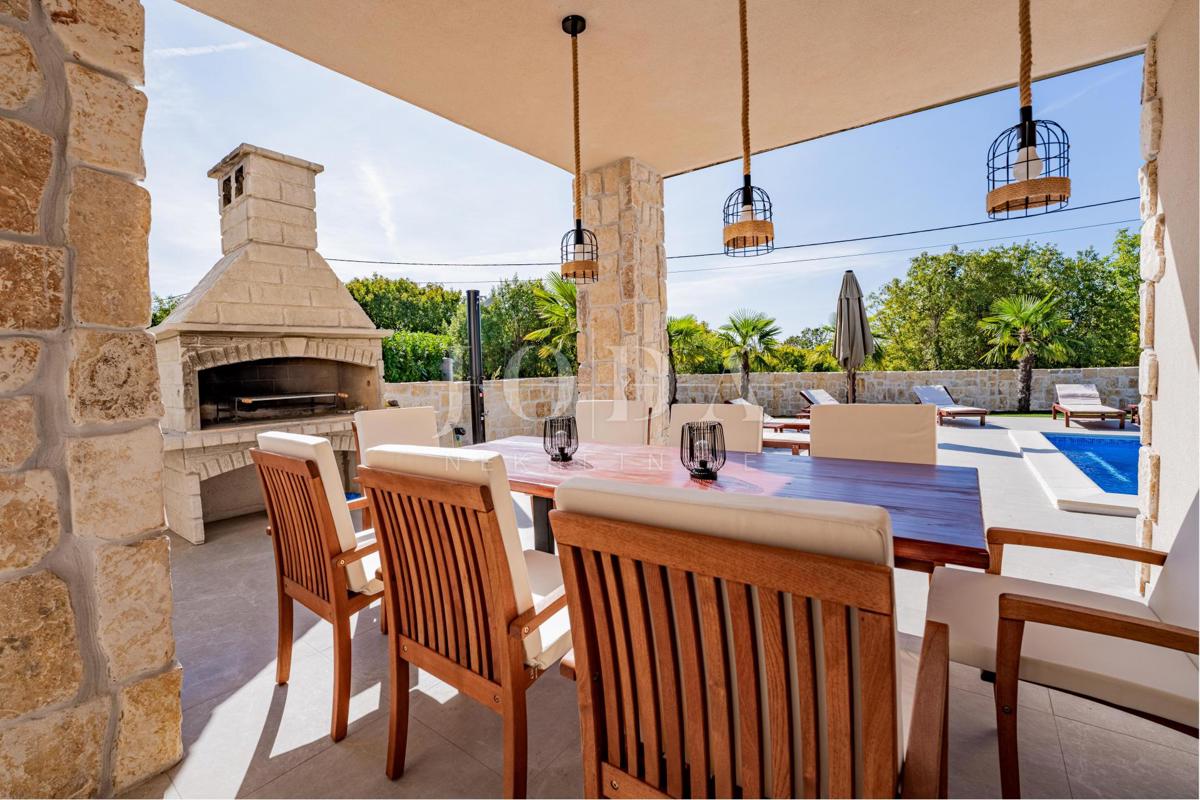 Hiša v mediteranskem stilu z bazenom, blizu Dobrinja - otok Krk