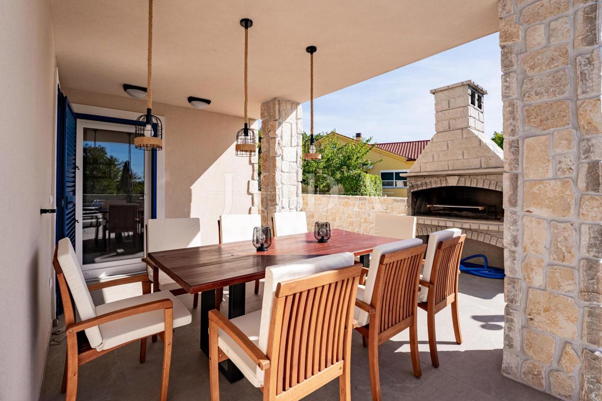 Hiša v mediteranskem stilu z bazenom, blizu Dobrinja - otok Krk