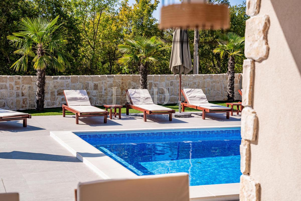 Hiša v mediteranskem stilu z bazenom, blizu Dobrinja - otok Krk