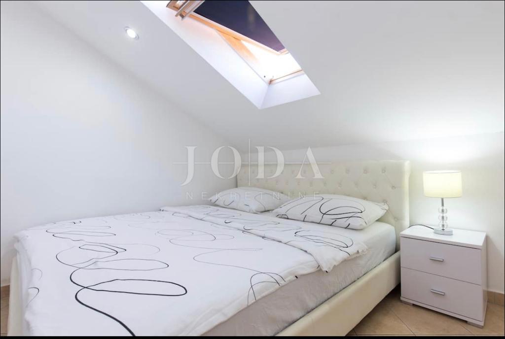 Penthouse s pogledom na morje in vrtom, 300 m od morja, Njivice, otok Krk