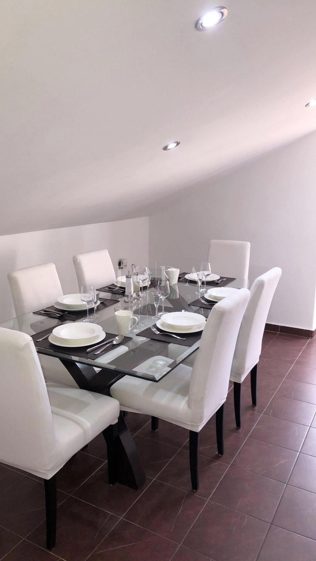 Penthouse s pogledom na morje in vrtom, 300 m od morja, Njivice, otok Krk