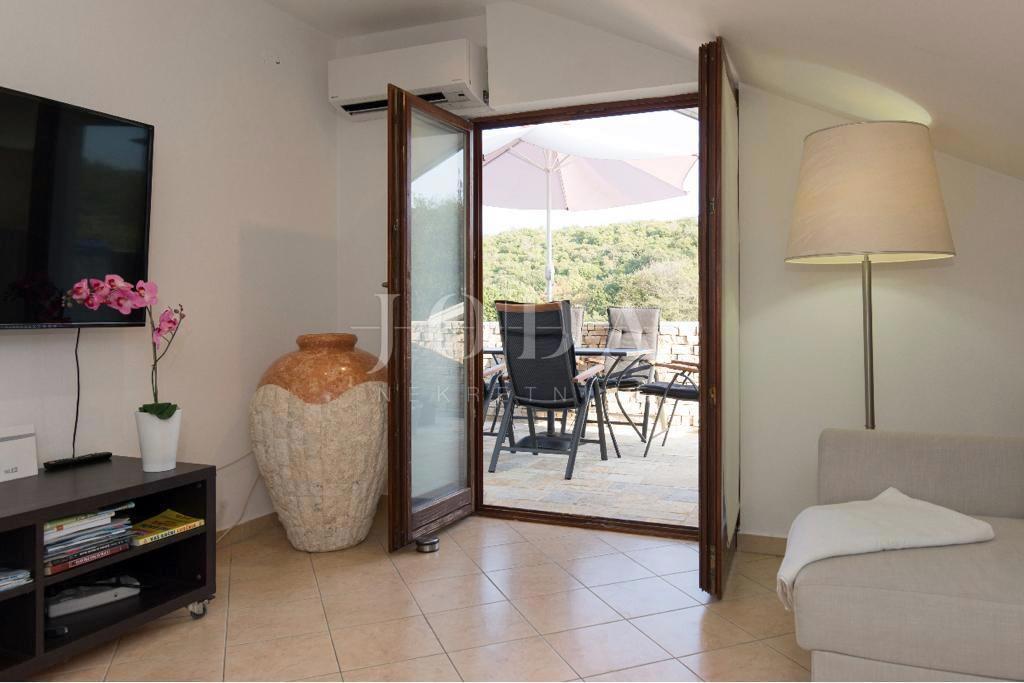 Penthouse s pogledom na morje in vrtom, 300 m od morja, Njivice, otok Krk