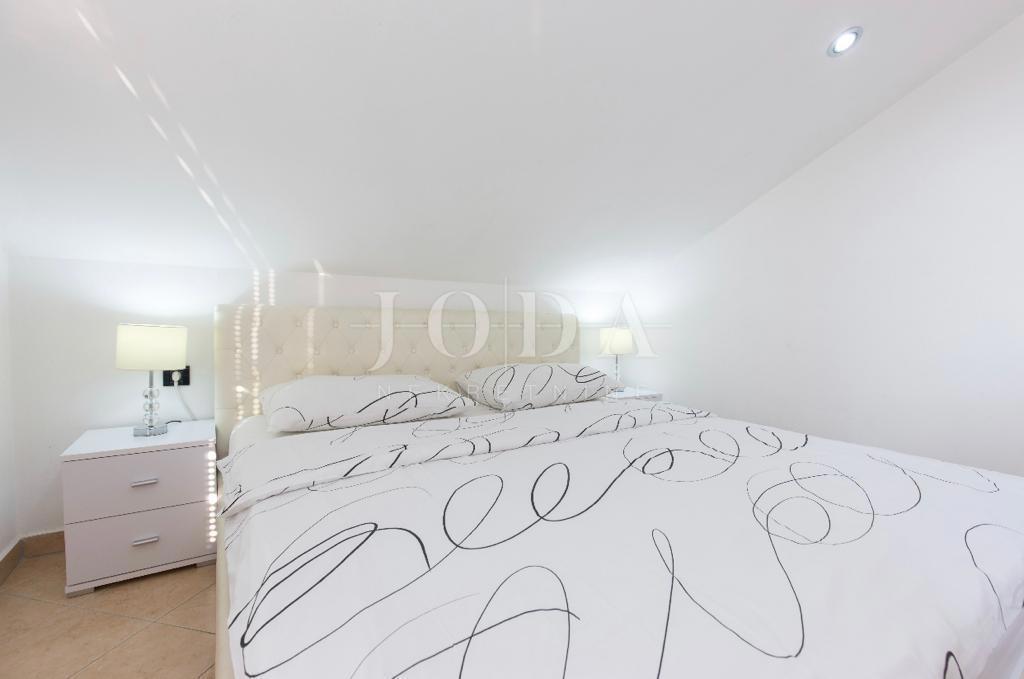 Penthouse s pogledom na morje in vrtom, 300 m od morja, Njivice, otok Krk