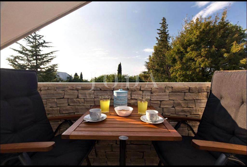 Penthouse s pogledom na morje in vrtom, 300 m od morja, Njivice, otok Krk