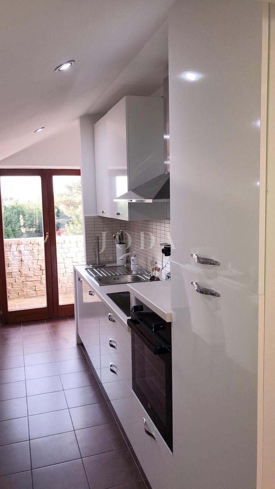 Penthouse s pogledom na morje in vrtom, 300 m od morja, Njivice, otok Krk