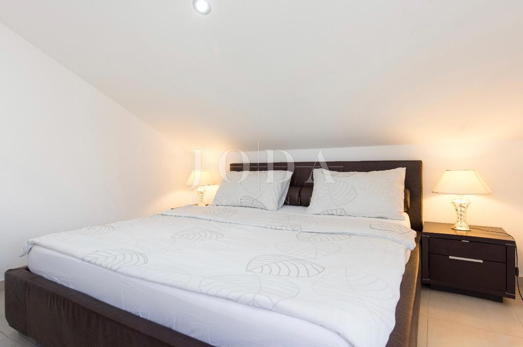 Penthouse s pogledom na morje in vrtom, 300 m od morja, Njivice, otok Krk