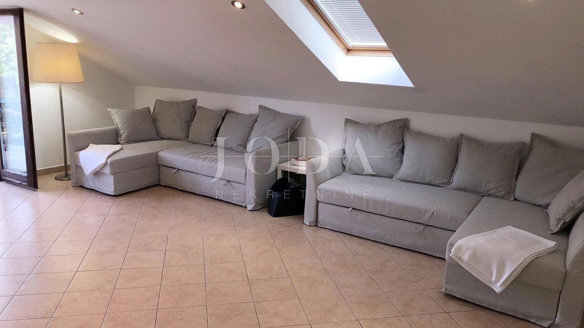 Penthouse s pogledom na morje in vrtom, 300 m od morja, Njivice, otok Krk