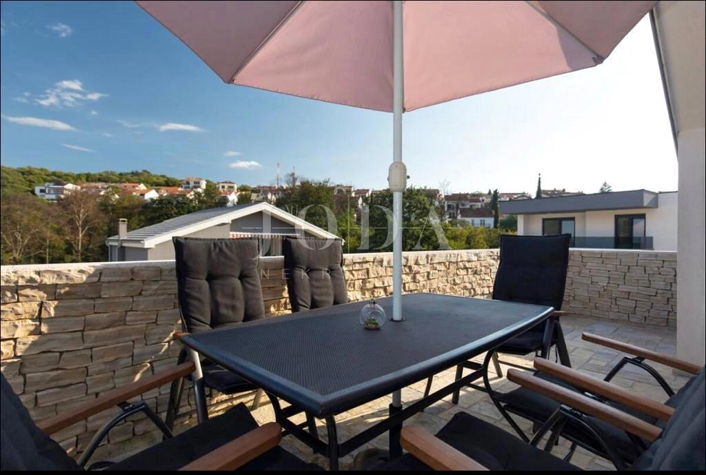 Penthouse s pogledom na morje in vrtom, 300 m od morja, Njivice, otok Krk