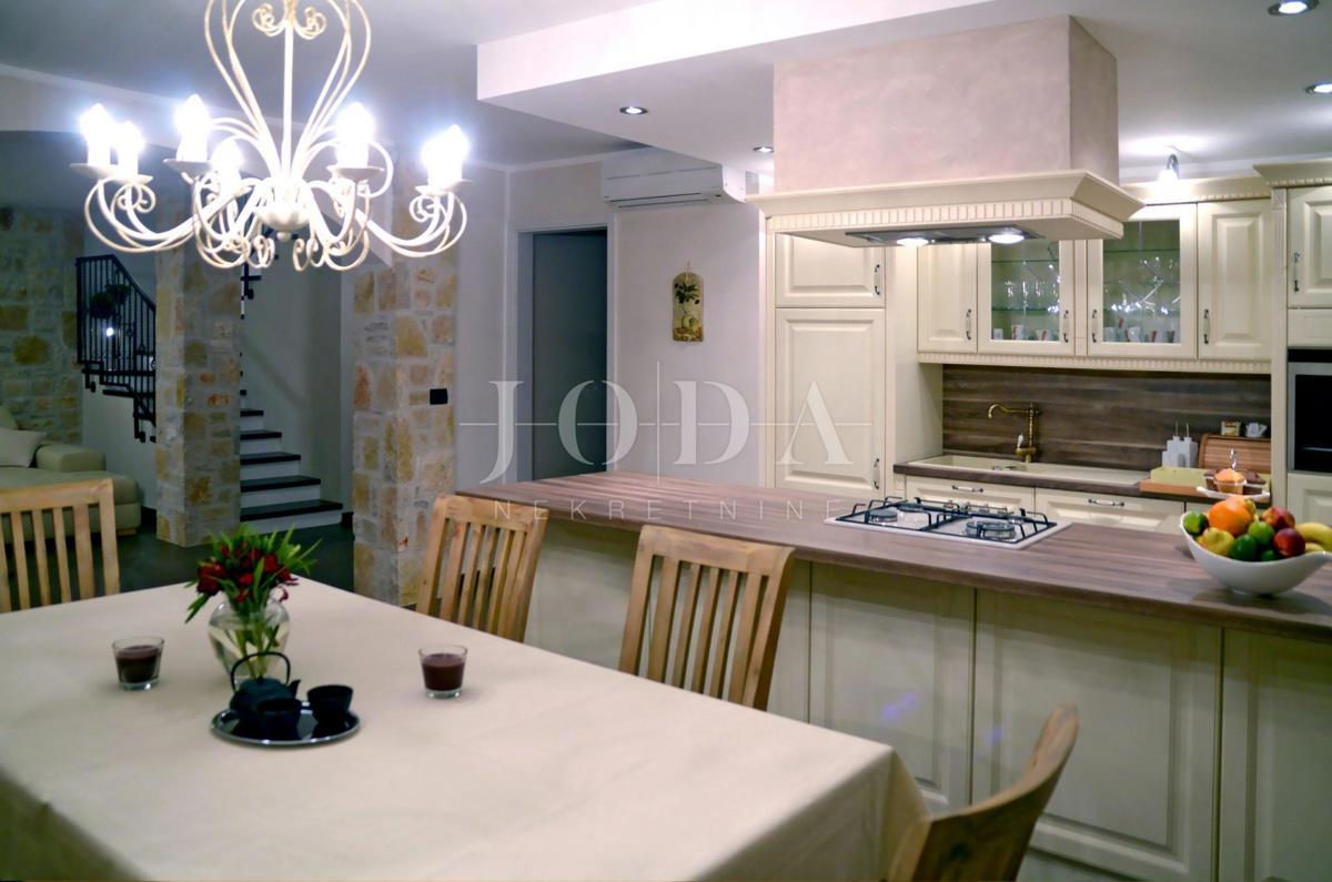 Kamnita vila z dvema apartmajema blizu morja, Malinska