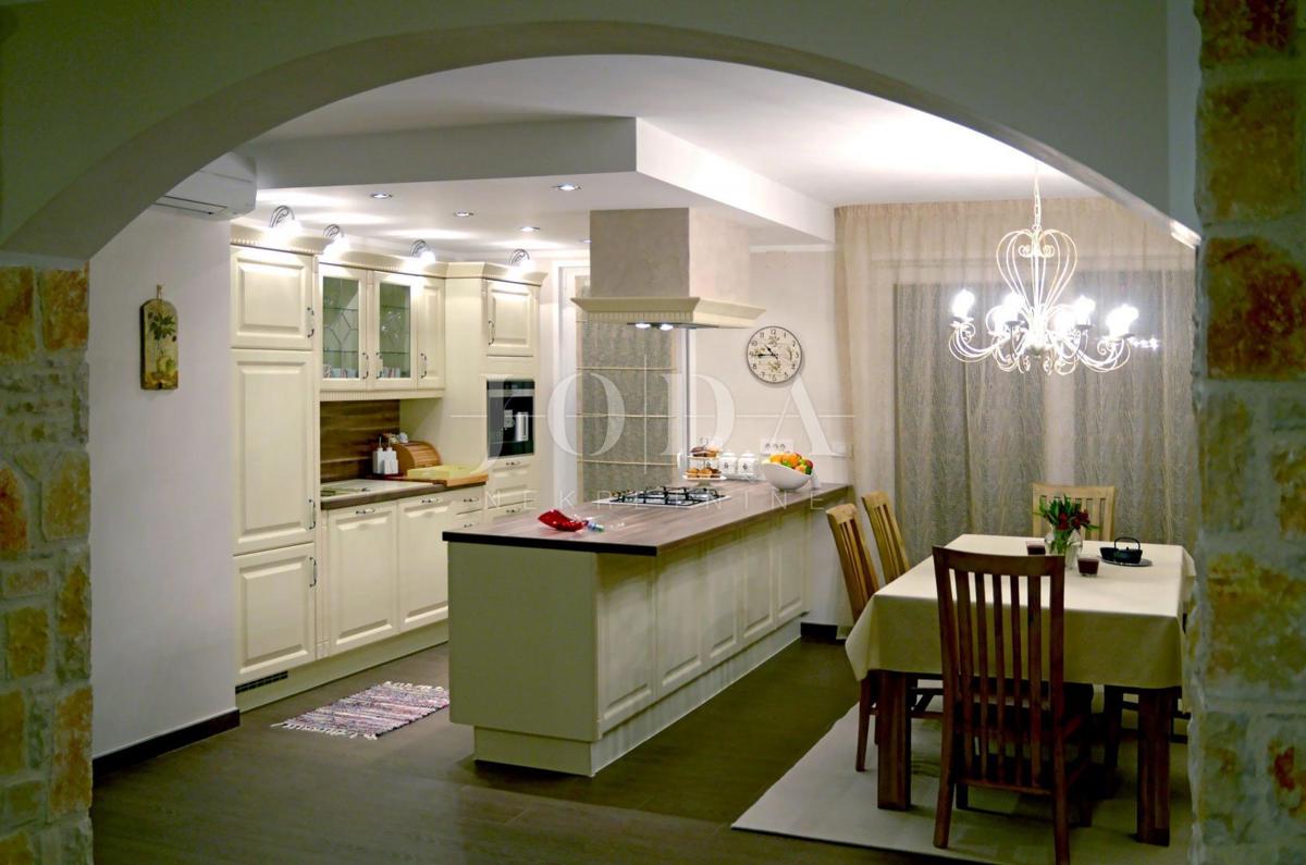 Kamnita vila z dvema apartmajema blizu morja, Malinska
