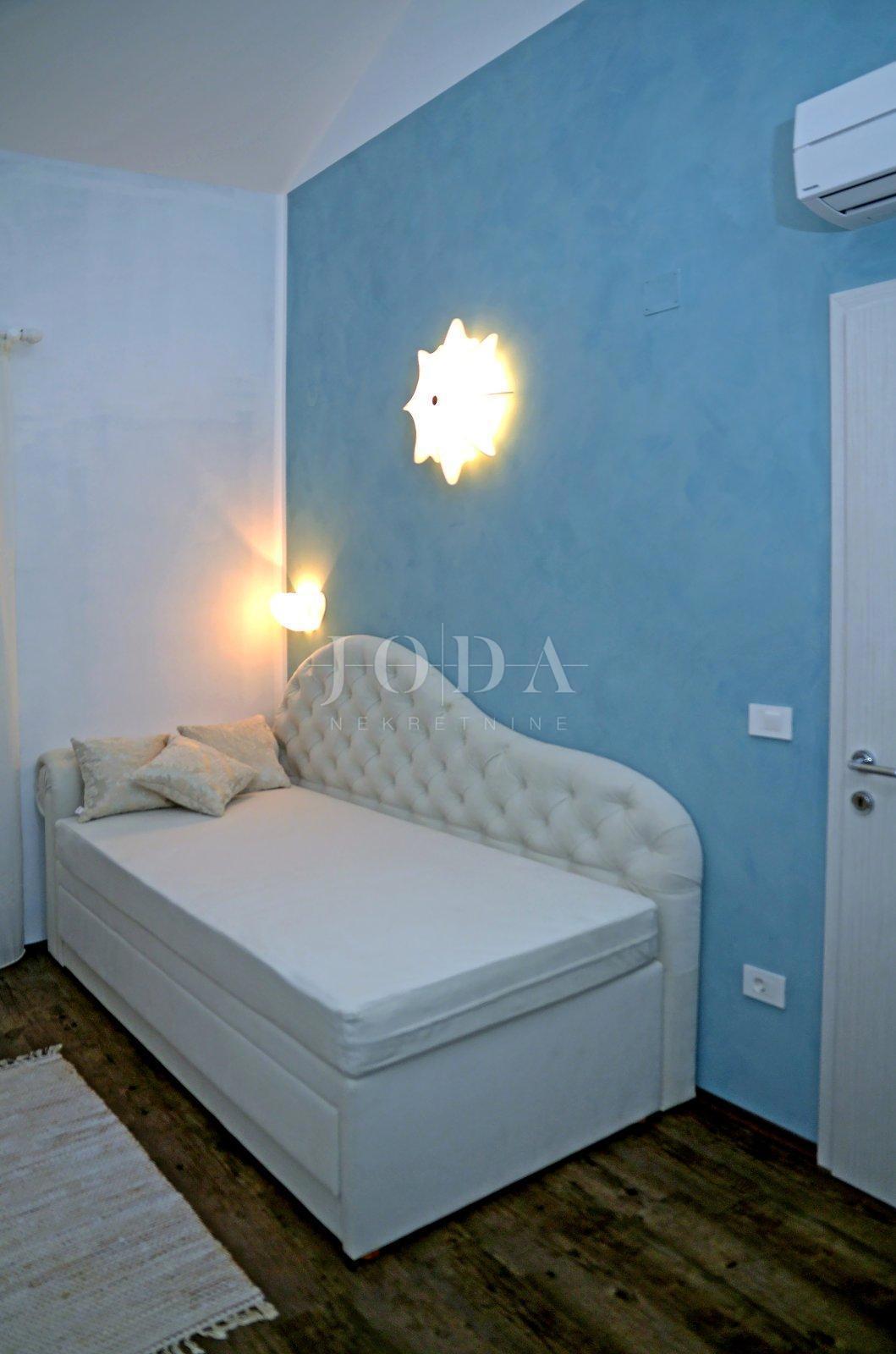 Kamnita vila z dvema apartmajema blizu morja, Malinska