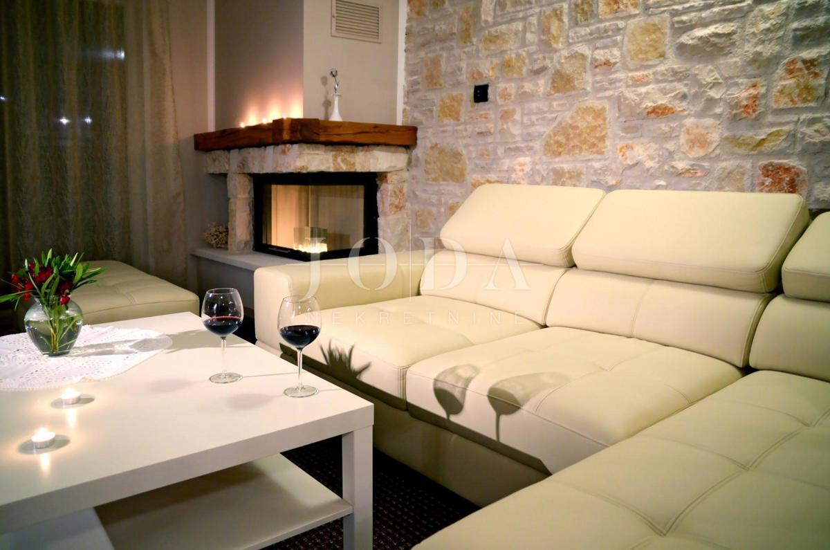 Kamnita vila z dvema apartmajema blizu morja, Malinska