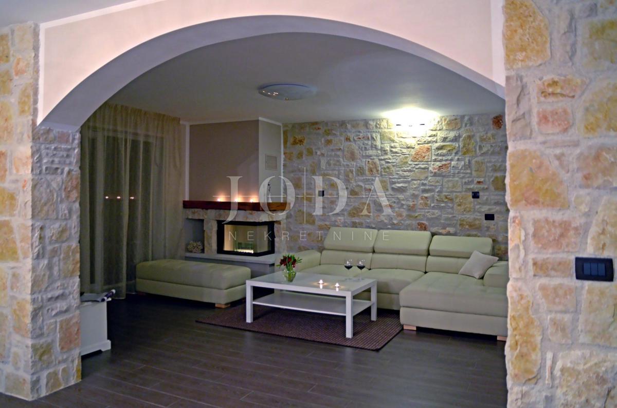 Kamnita vila z dvema apartmajema blizu morja, Malinska