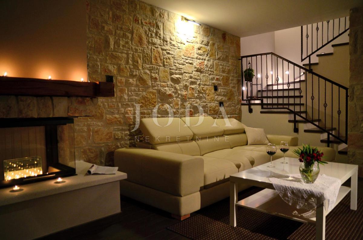 Kamnita vila z dvema apartmajema blizu morja, Malinska