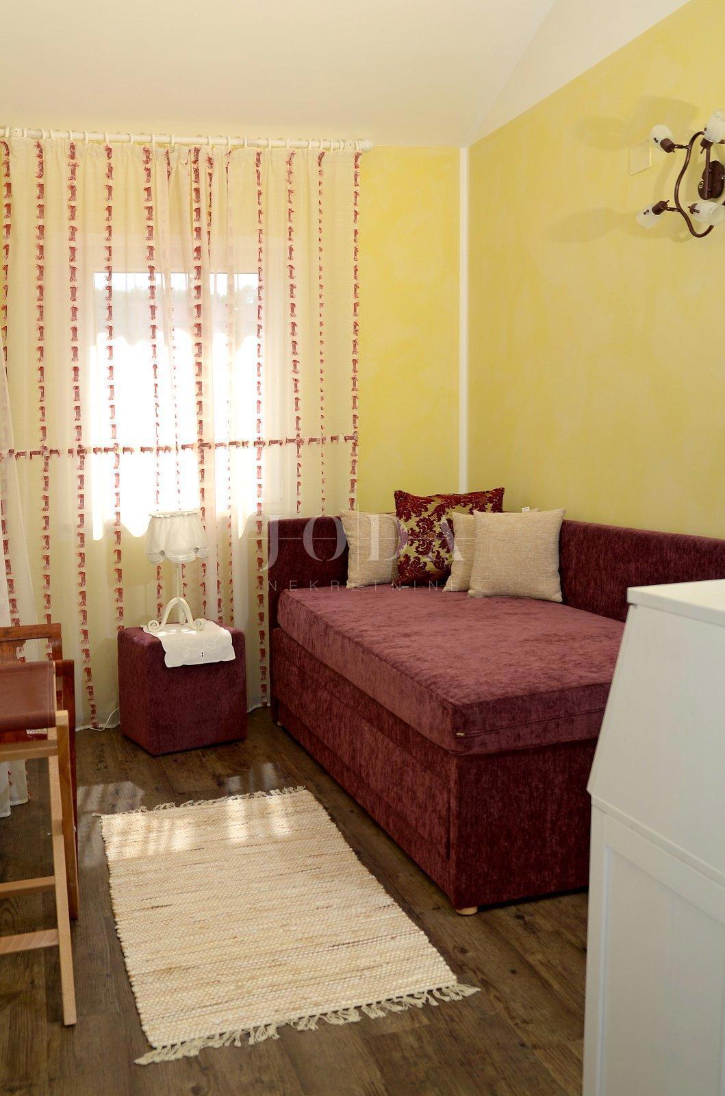 Kamnita vila z dvema apartmajema blizu morja, Malinska