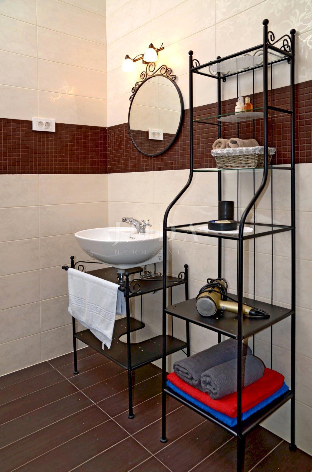 Kamnita vila z dvema apartmajema blizu morja, Malinska