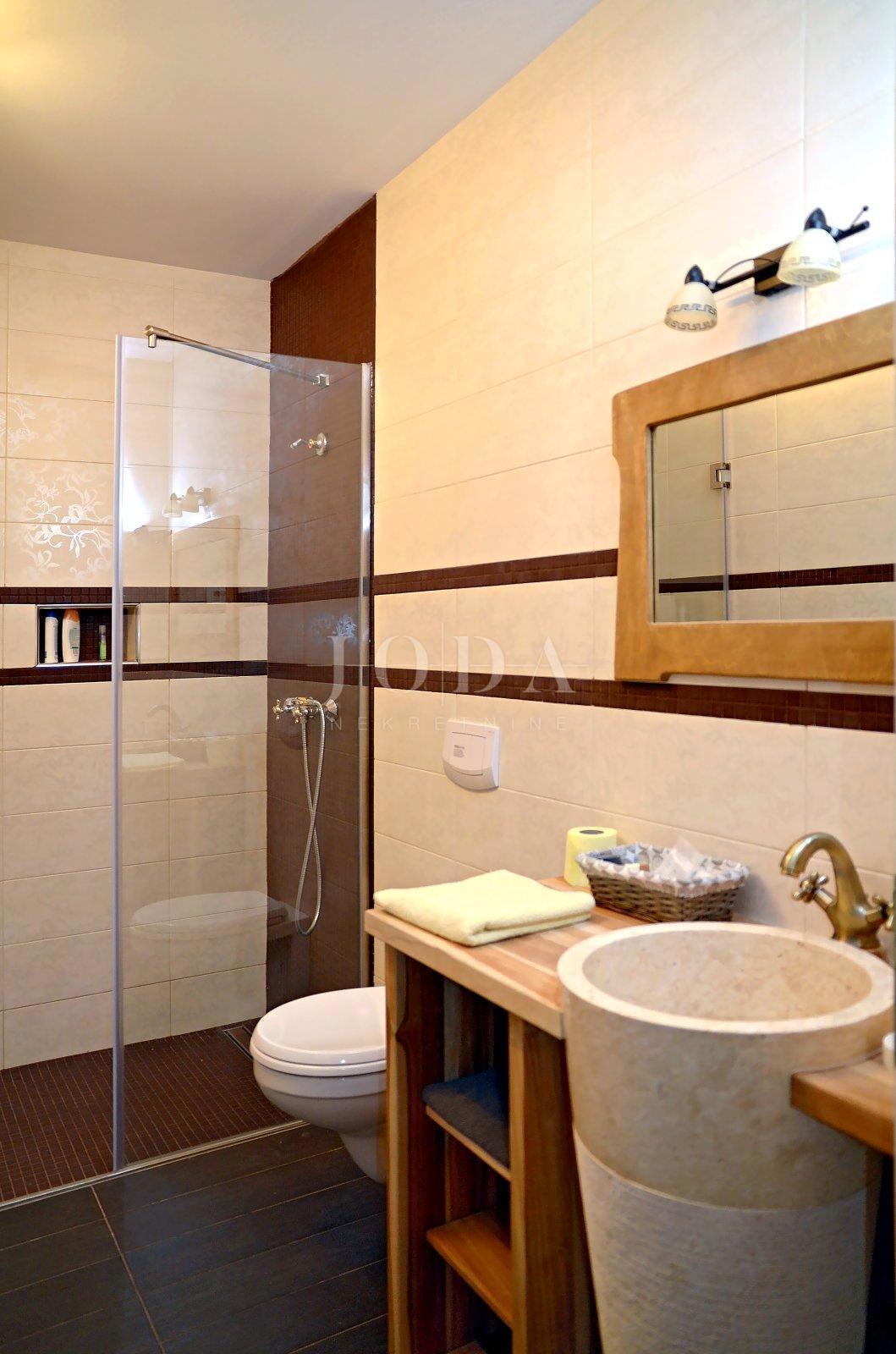 Kamnita vila z dvema apartmajema blizu morja, Malinska