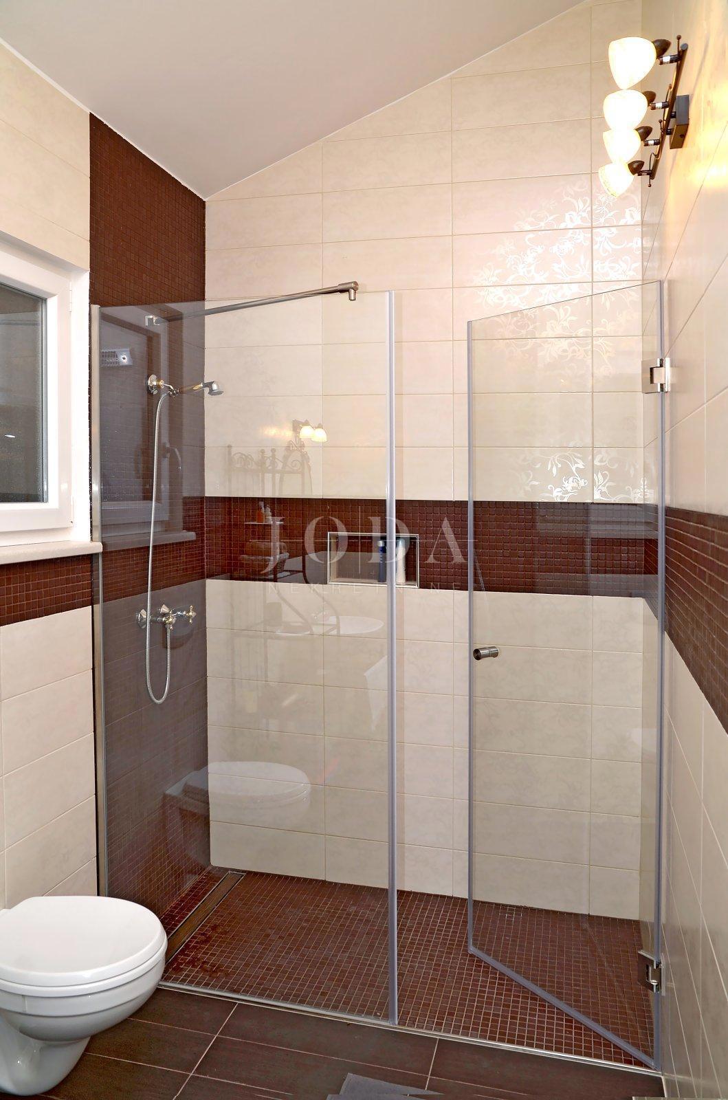 Kamnita vila z dvema apartmajema blizu morja, Malinska