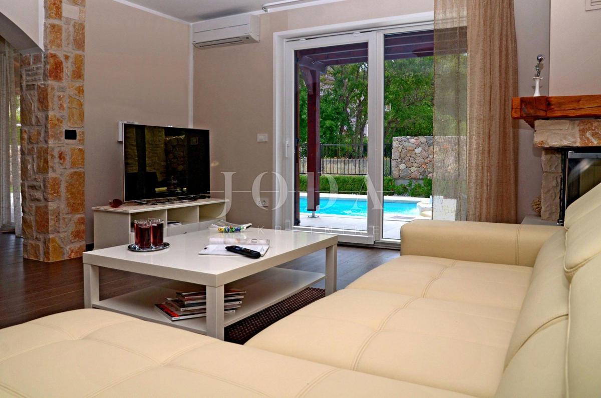 Kamnita vila z dvema apartmajema blizu morja, Malinska