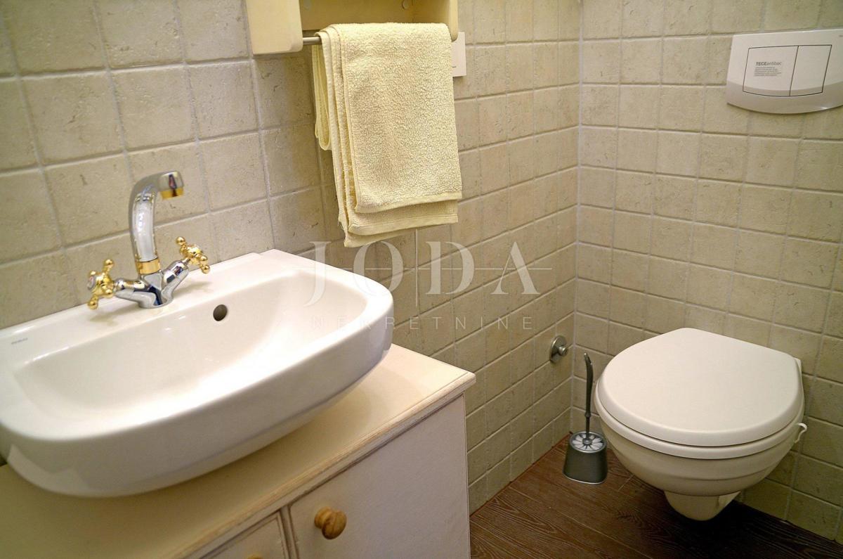 Kamnita vila z dvema apartmajema blizu morja, Malinska