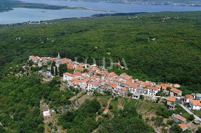 Gradbeno zemljišče s projektno idejo