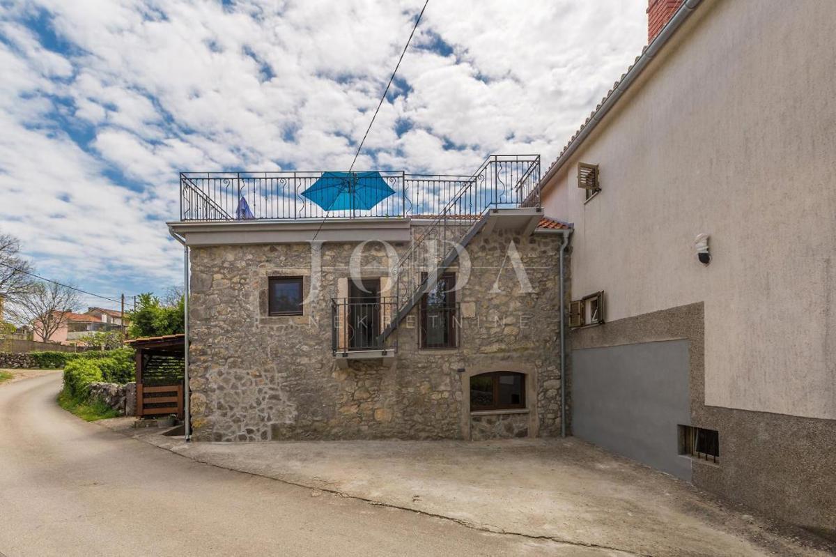 Lepa kamnita hiša s pogledom na morje - okolica mesta Krk