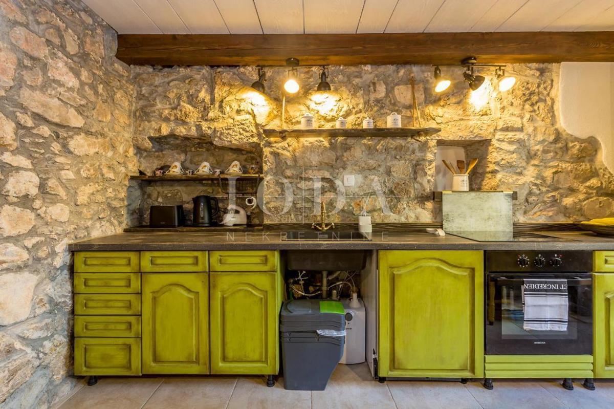 Lepa kamnita hiša s pogledom na morje - okolica mesta Krk