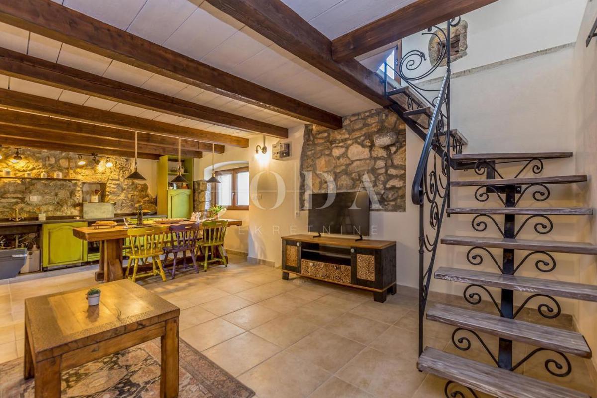 Lepa kamnita hiša s pogledom na morje - okolica mesta Krk