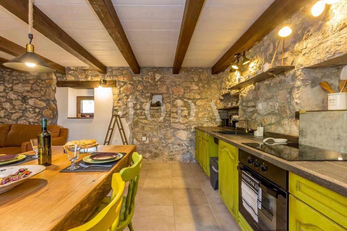 Lepa kamnita hiša s pogledom na morje - okolica mesta Krk