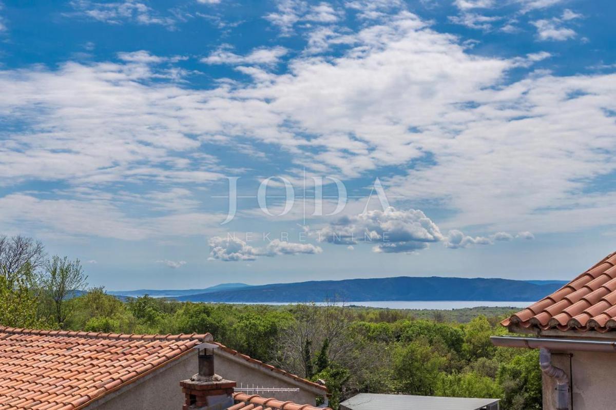Lepa kamnita hiša s pogledom na morje - okolica mesta Krk