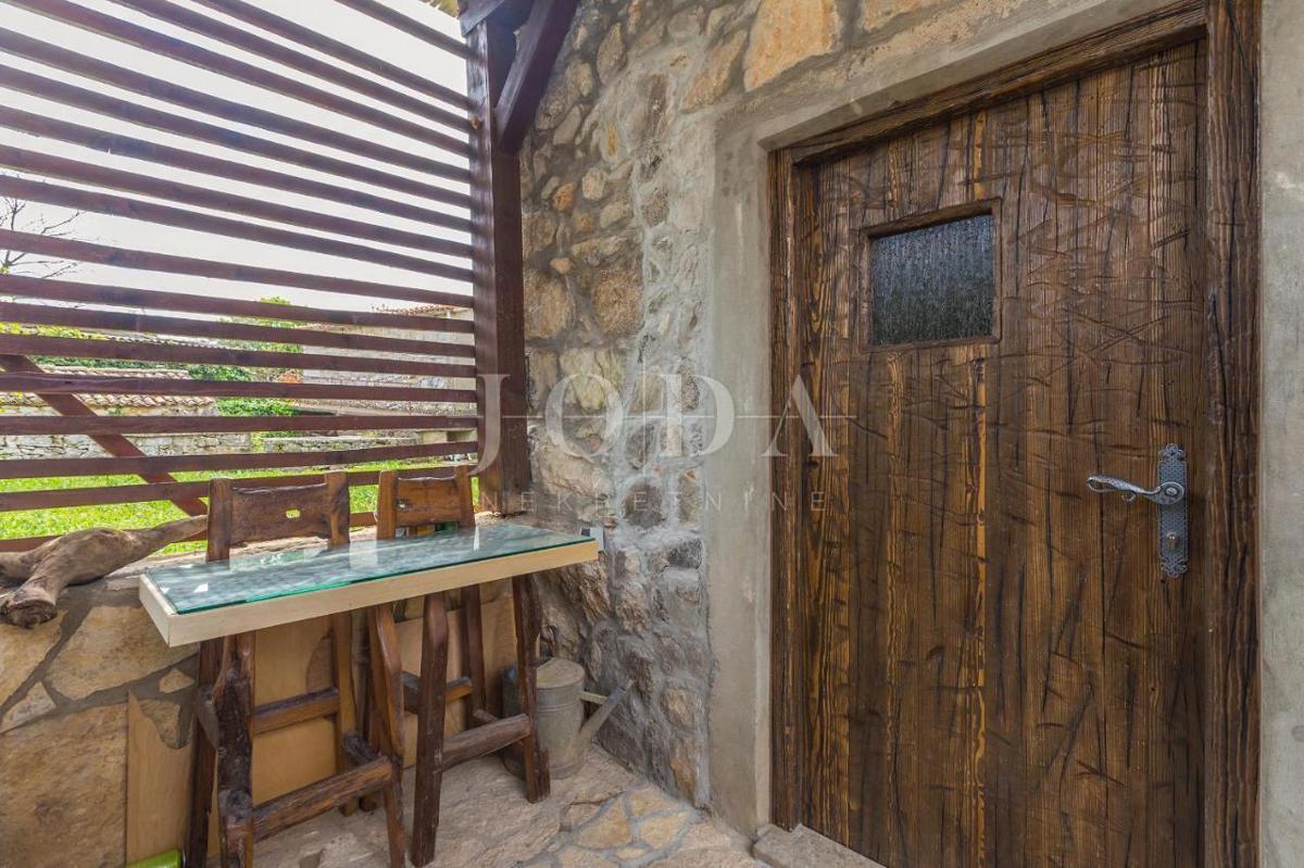 Lepa kamnita hiša s pogledom na morje - okolica mesta Krk