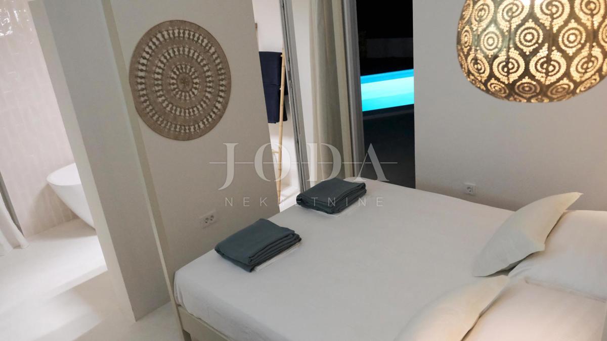 Hiša z bazenom in pogledom na morje - okolica Krka