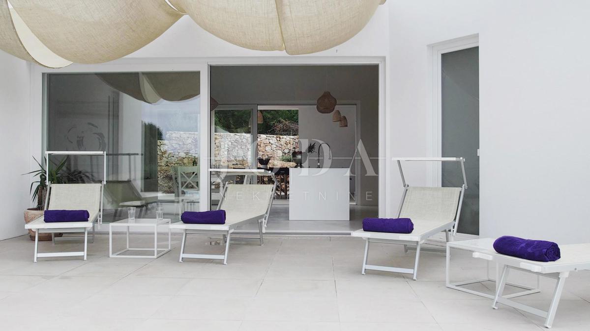 Hiša z bazenom in pogledom na morje - okolica Krka