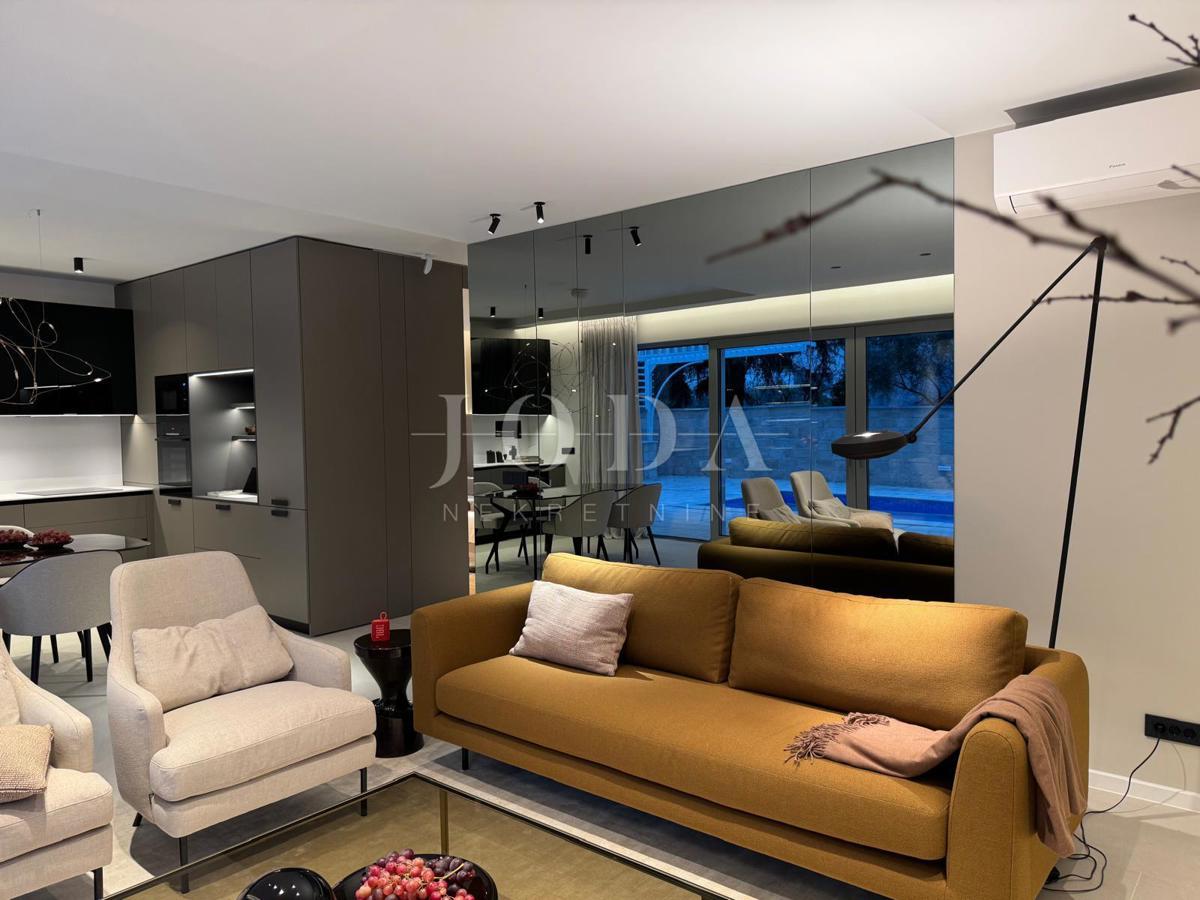 Moderni apartma z bazenom, novogradnja, mesto Krk