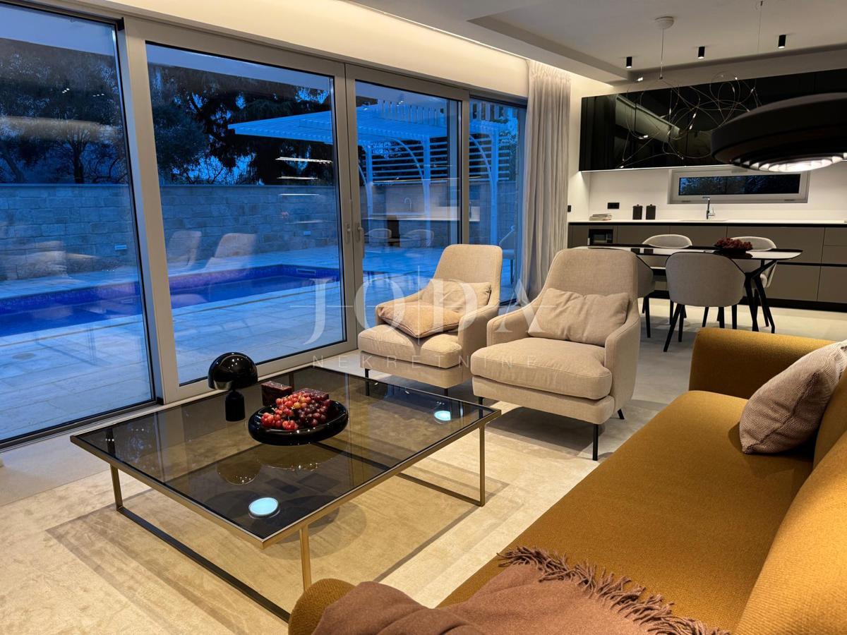 Moderni apartma z bazenom, novogradnja, mesto Krk