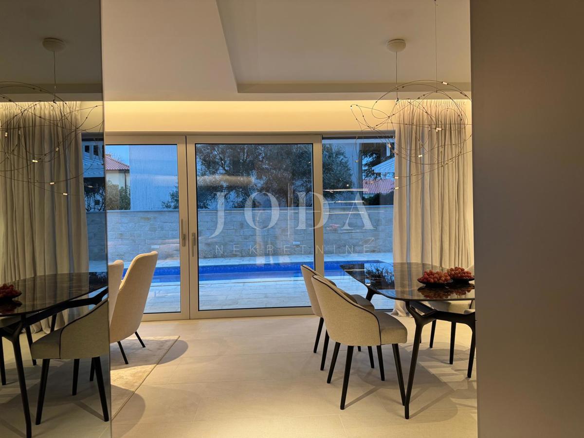 Moderni apartma z bazenom, novogradnja, mesto Krk