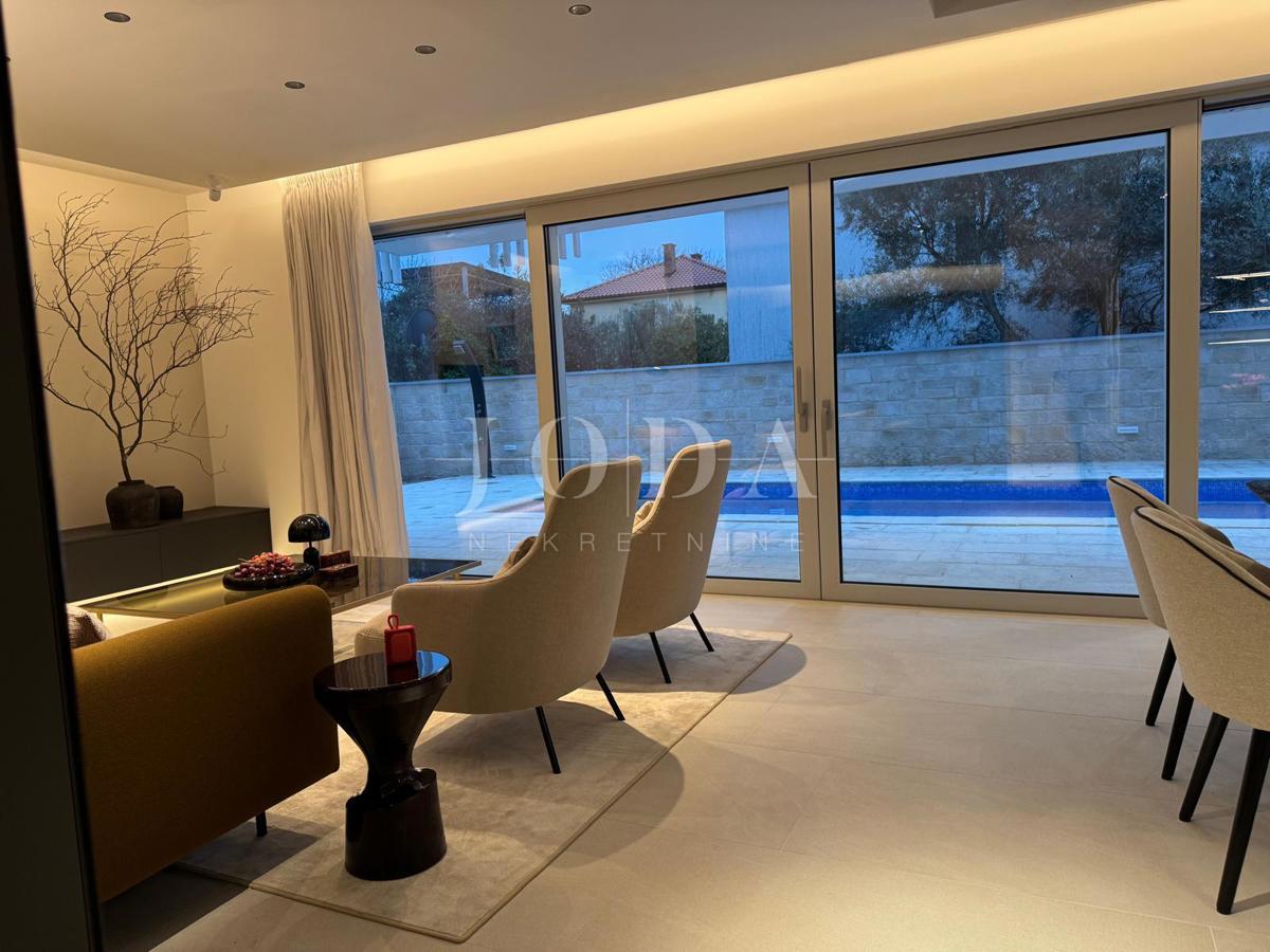 Moderni apartma z bazenom, novogradnja, mesto Krk