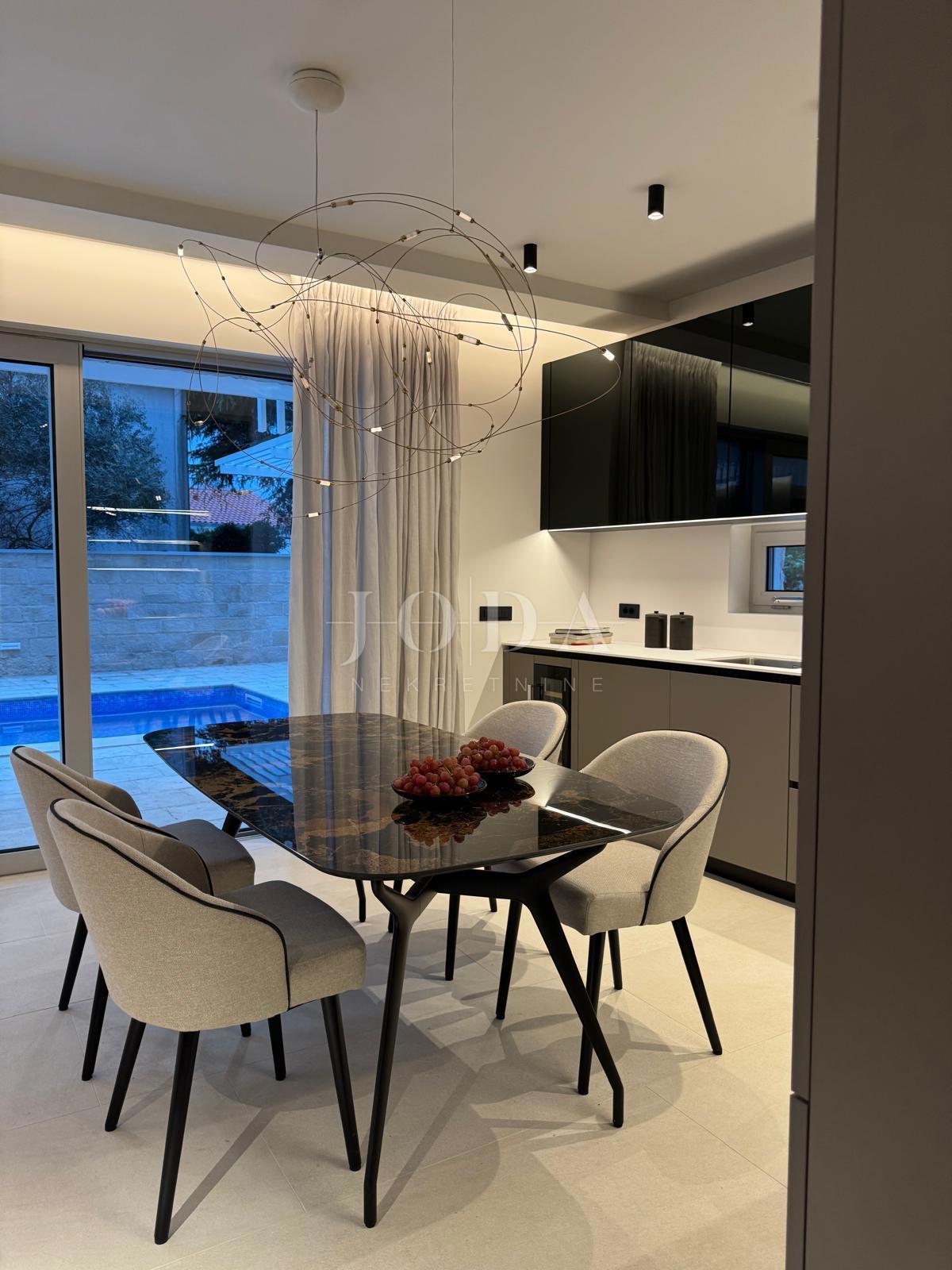 Moderni apartma z bazenom, novogradnja, mesto Krk