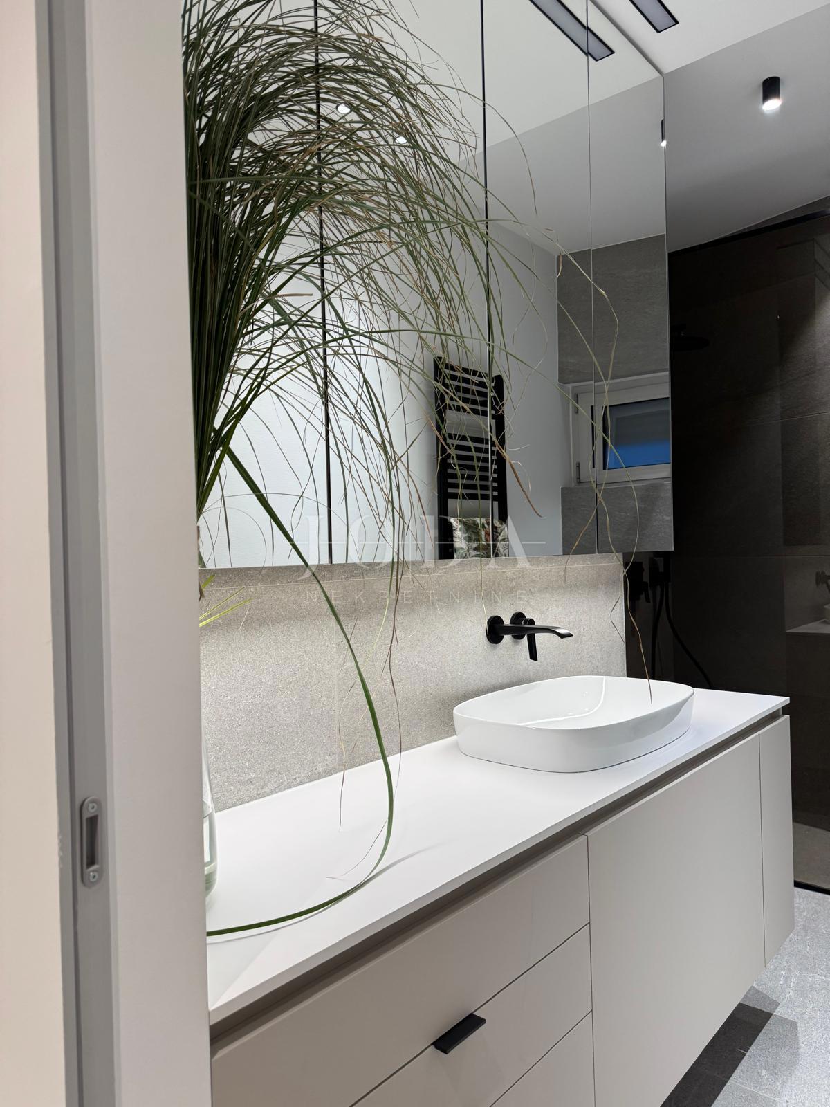 Moderni apartma z bazenom, novogradnja, mesto Krk