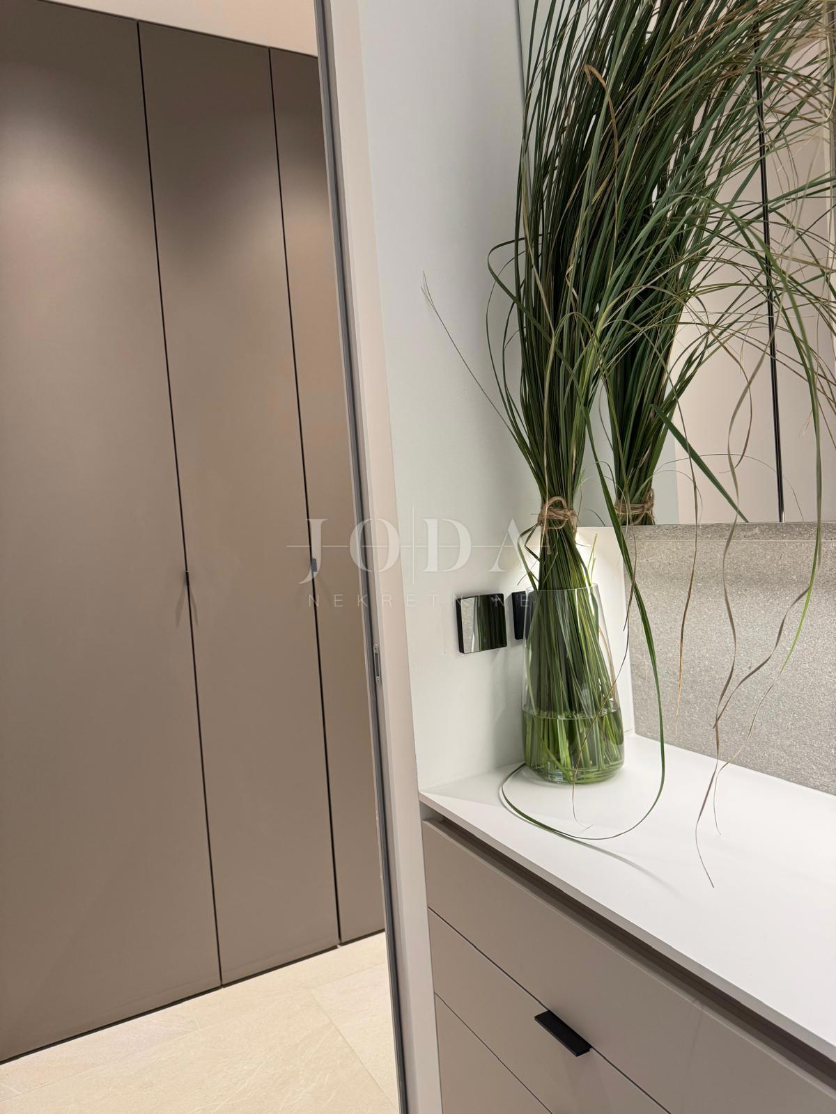 Moderni apartma z bazenom, novogradnja, mesto Krk