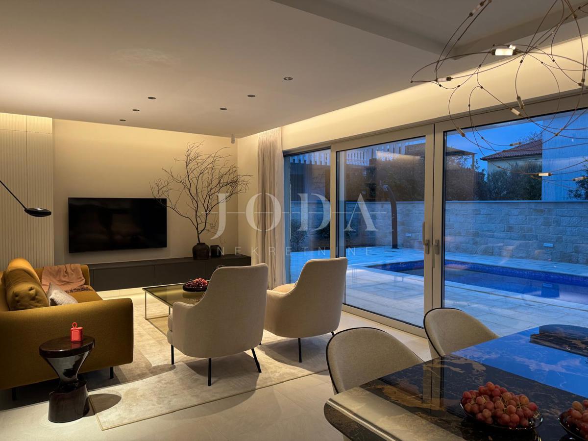 Moderni apartma z bazenom, novogradnja, mesto Krk