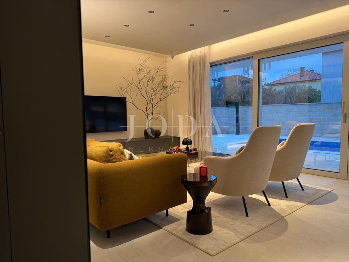 Moderni apartma z bazenom, novogradnja, mesto Krk