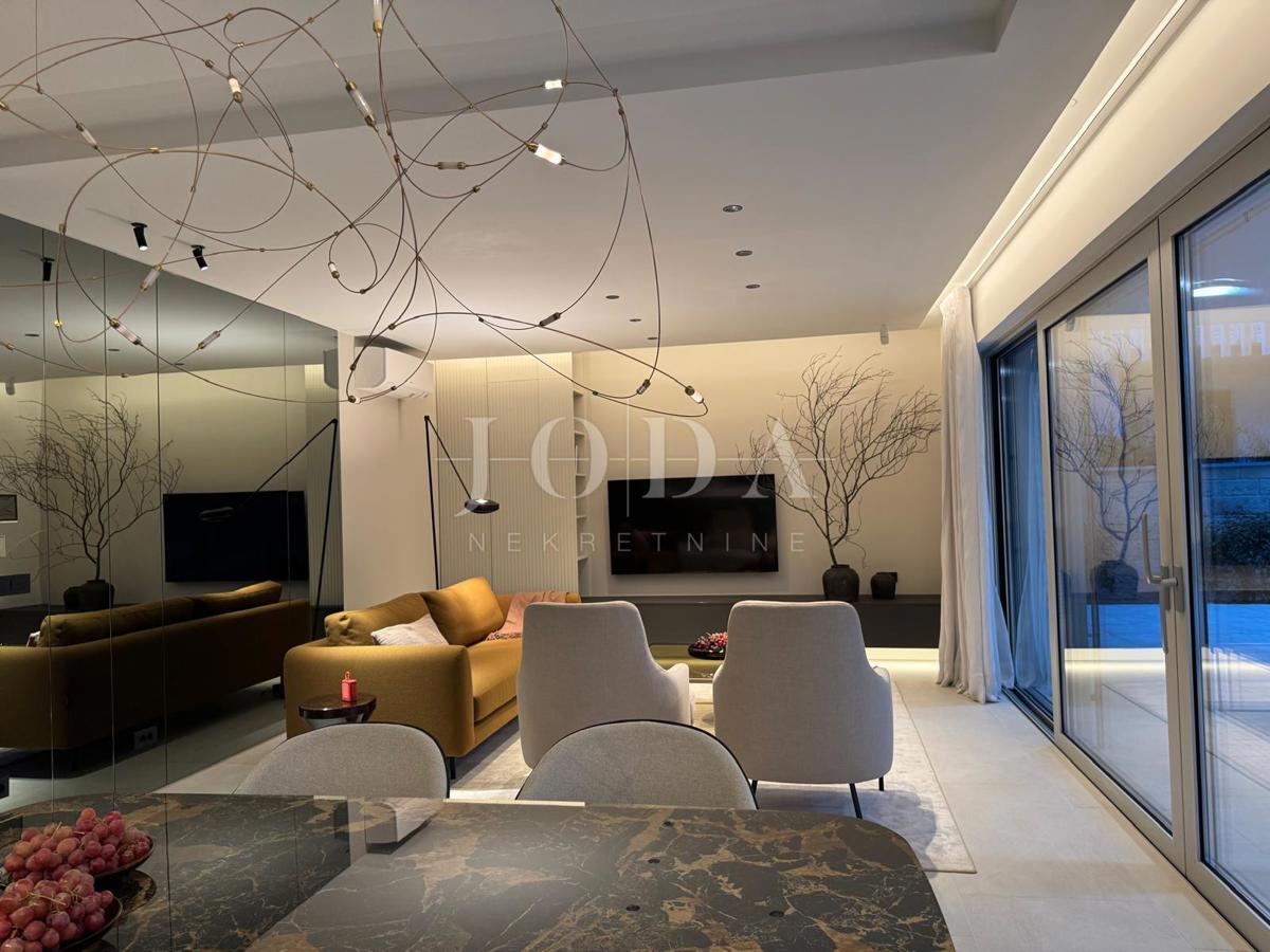 Moderni apartma z bazenom, novogradnja, mesto Krk