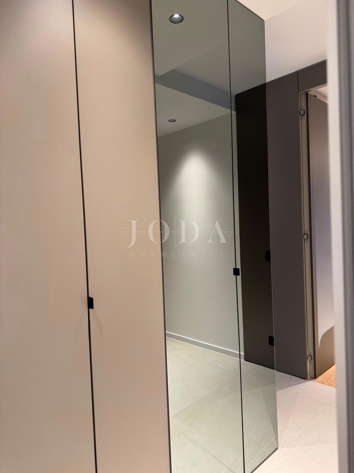 Moderni apartma z bazenom, novogradnja, mesto Krk