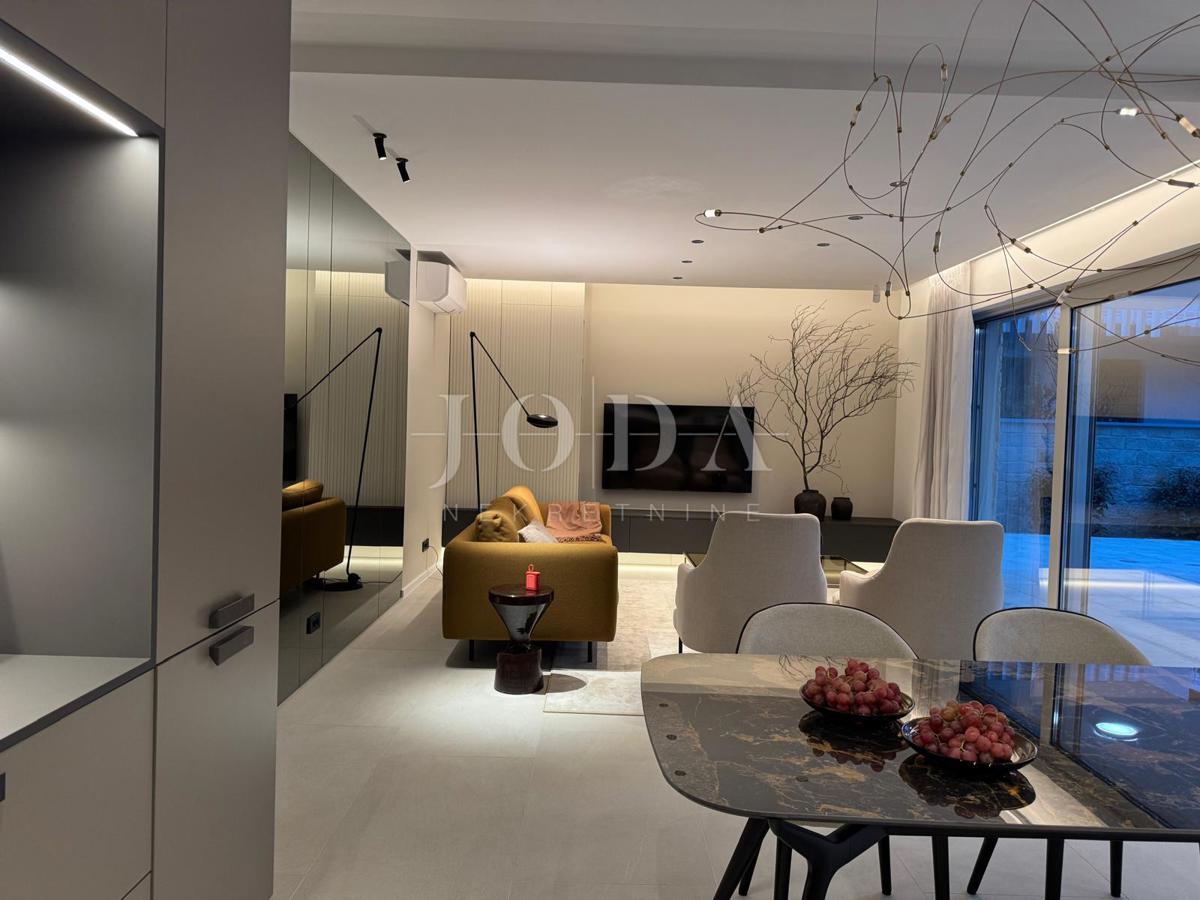 Moderni apartma z bazenom, novogradnja, mesto Krk