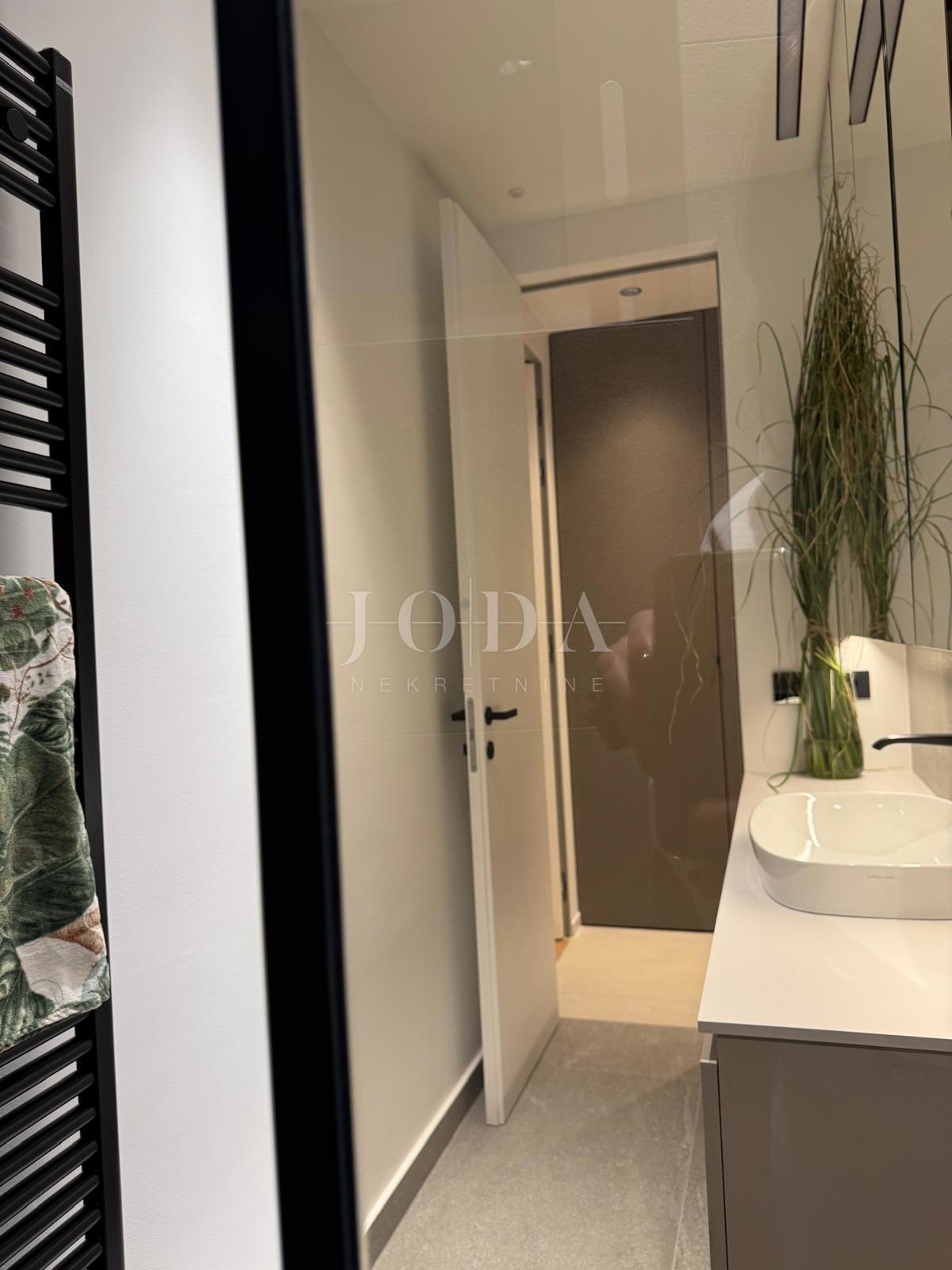 Moderni apartma z bazenom, novogradnja, mesto Krk