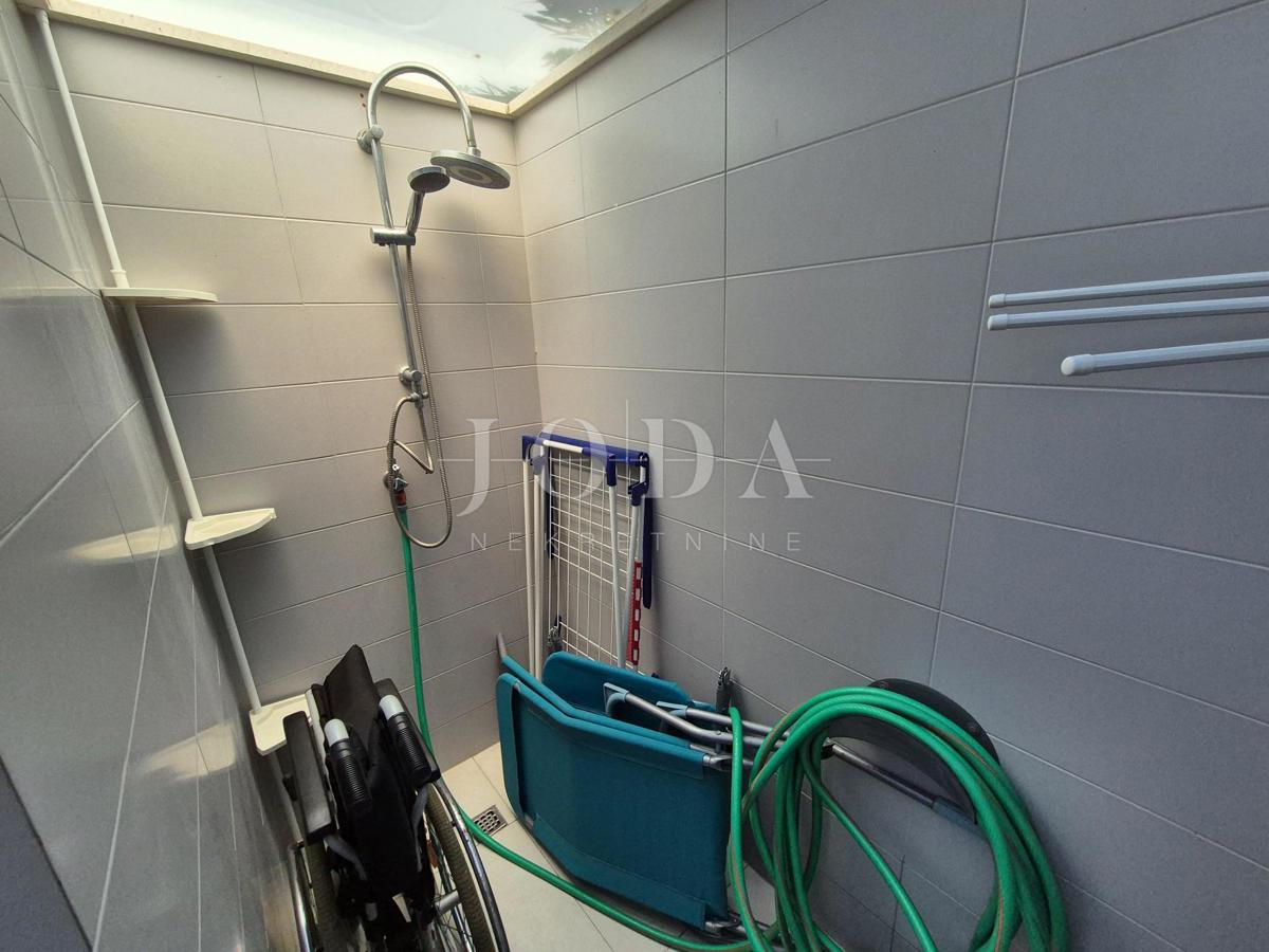 Njivice, pritlični apartma v bližini plaže