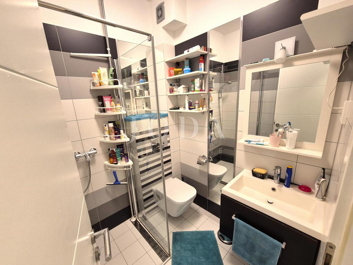 Njivice, pritlični apartma v bližini plaže